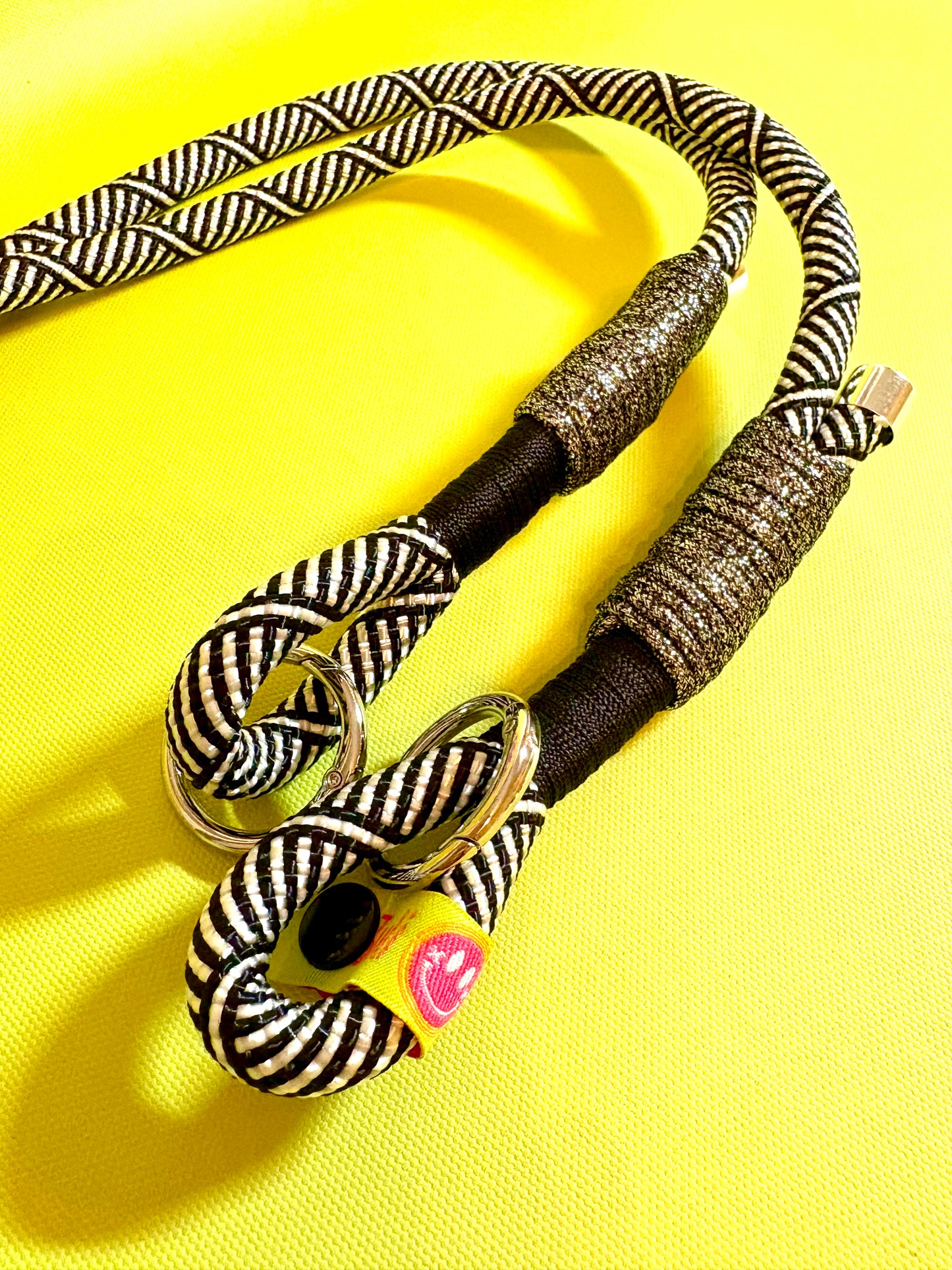 Handykette Glitzernder Mustermix aus Tauseil & Paracord