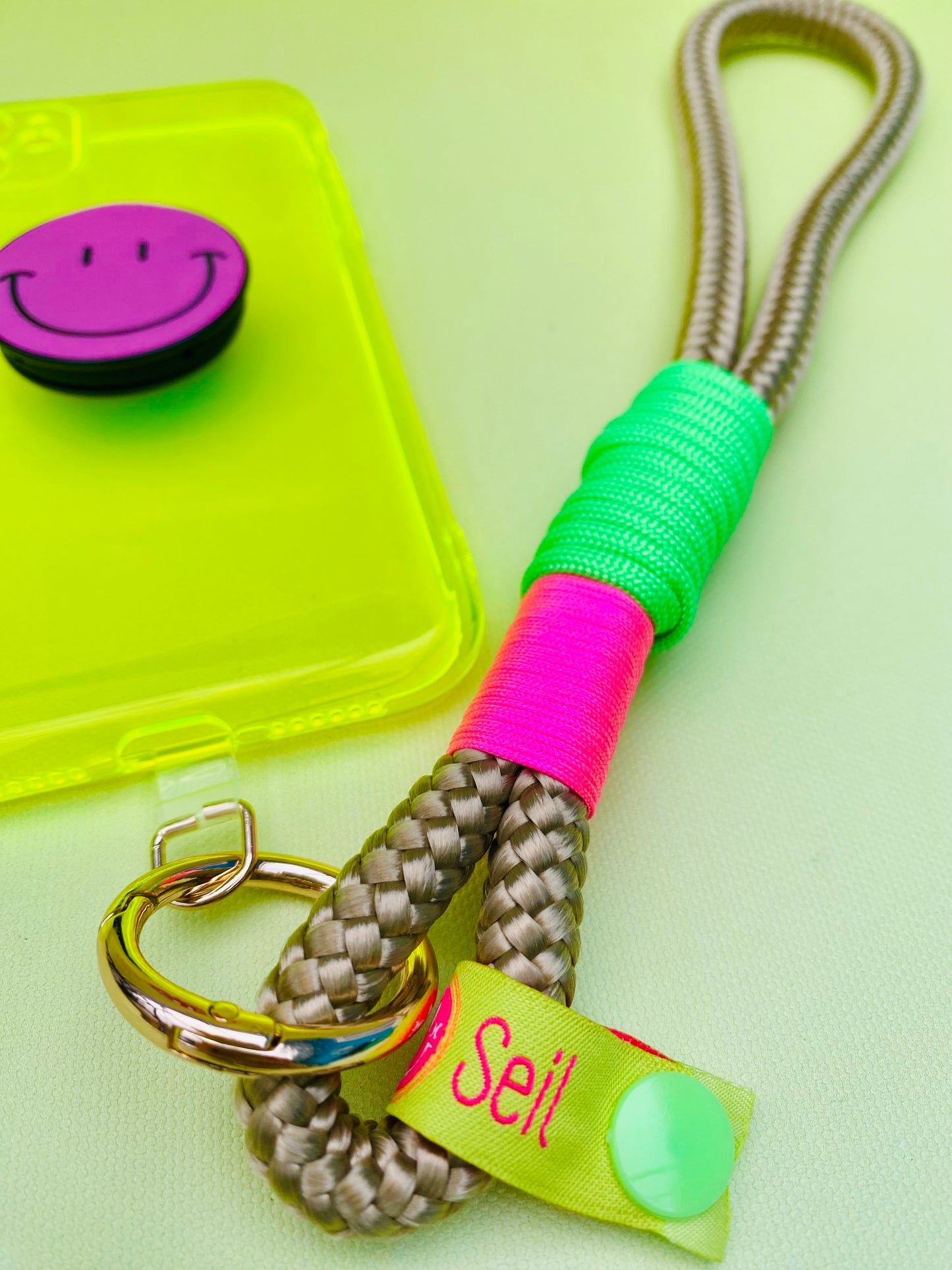 Handycharm und Schlüsselanhänger An Apple a day aus Paracord & Segeltau