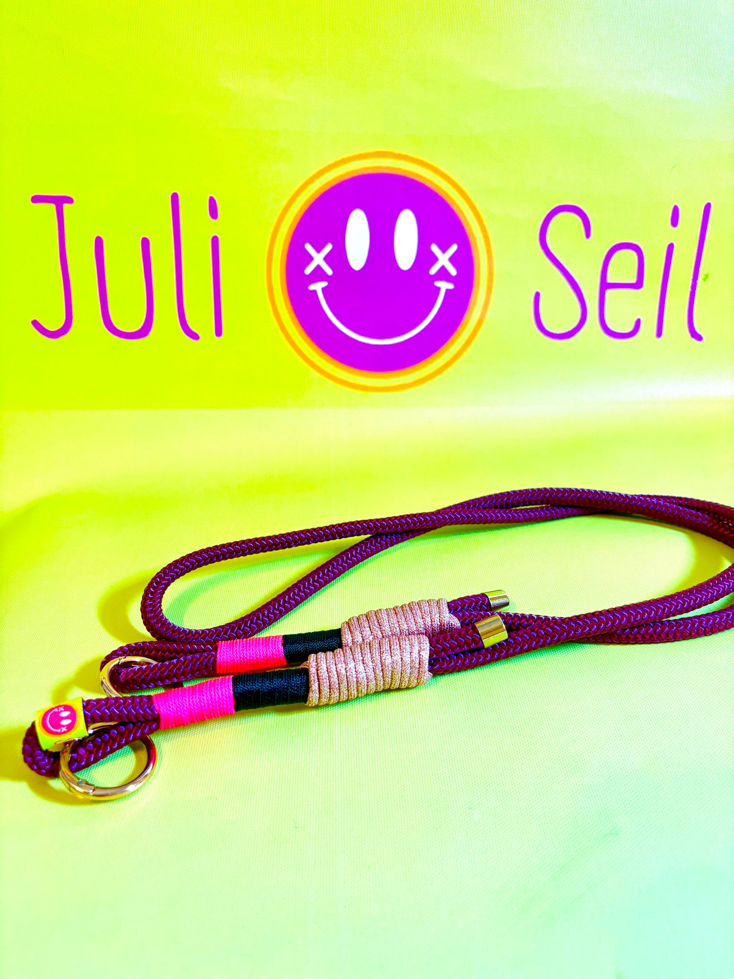 Handykette Glitzernde Aubergine aus Tauseil & Paracord