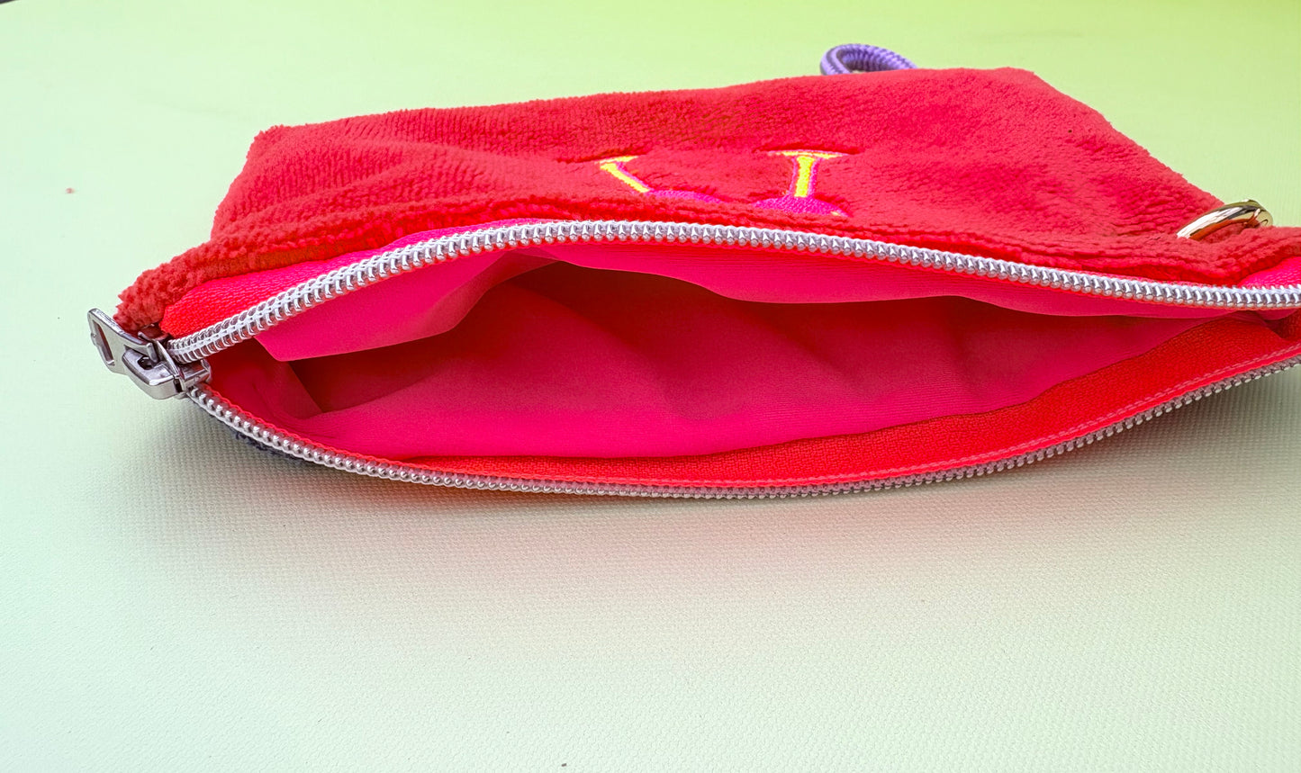 Gute Laune Täschchen „Badass Champagne Club“ aus Kuschelfrottee mit Handschlaufe aus Segeltau