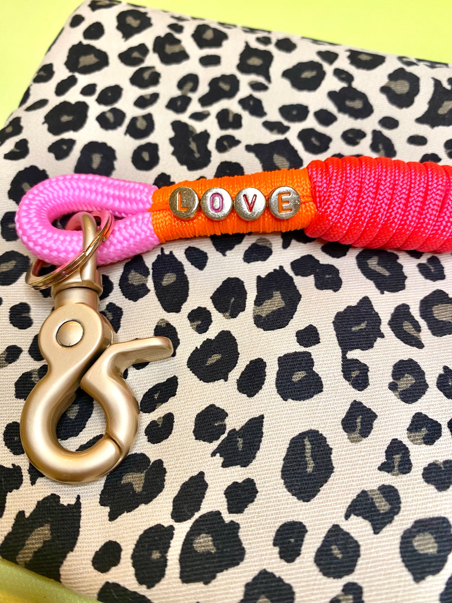 Schlüsselanhänger mit Spruch in bunten Frühlingsfarben aus Paracord & Tauseil