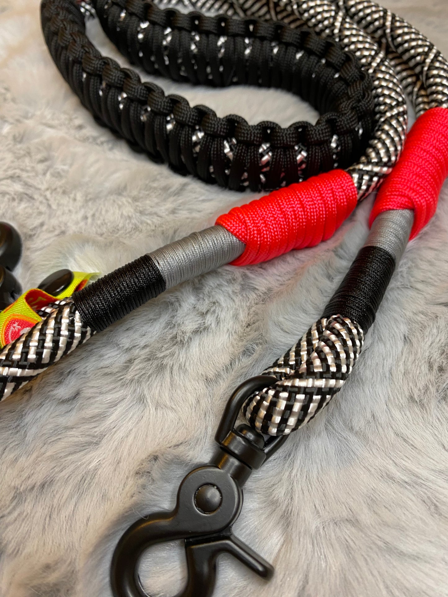 Taschengurt kurz Black & White meets Neon aus Paracord und Segeltau