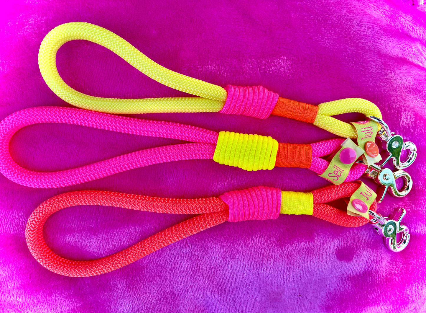 Handycharm und Schlüsselanhänger „BÄM“ in Neongelb aus Paracord und Tauseil