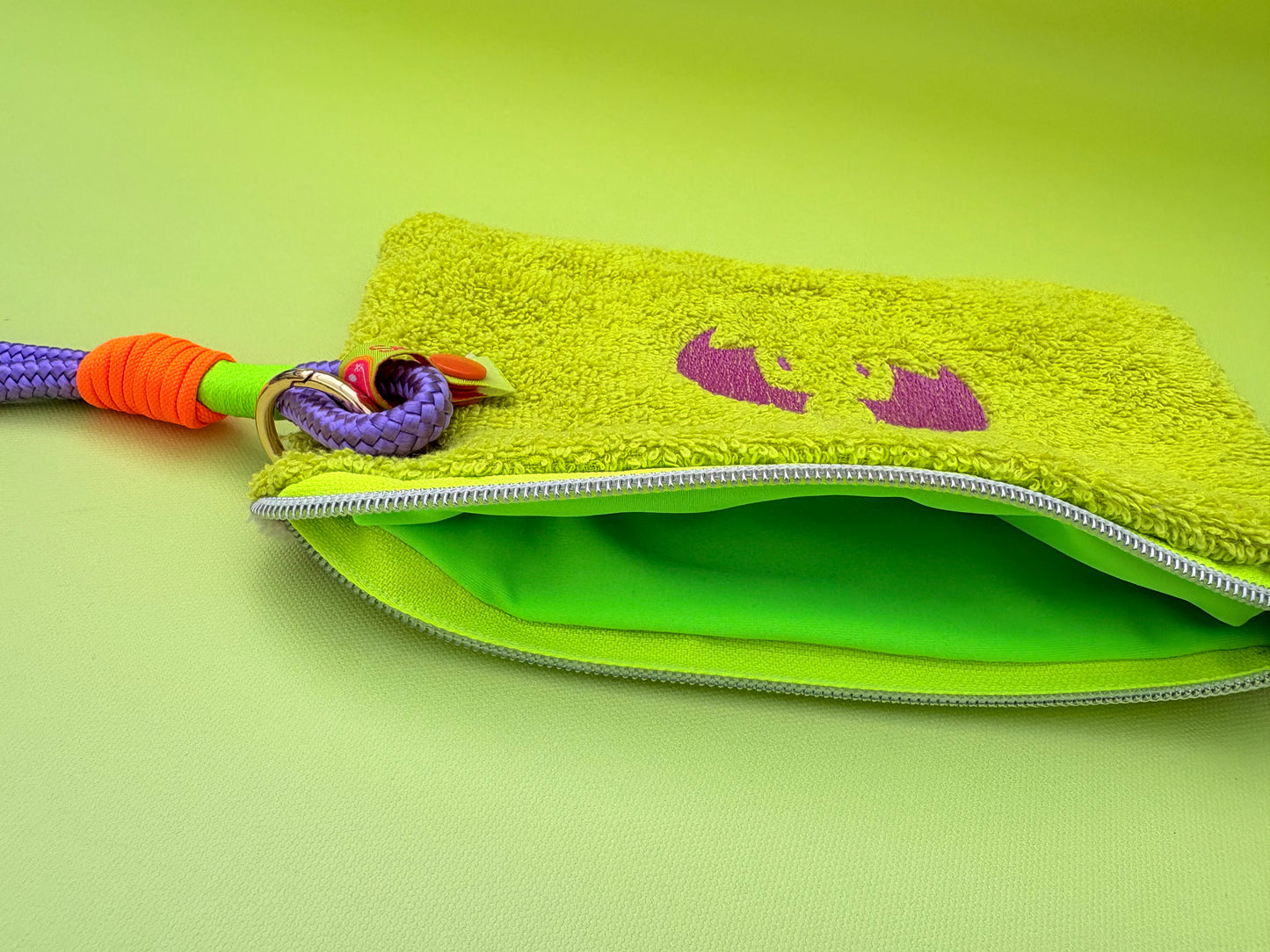 Gute Laune Täschchen „Let the sh*t go“ aus Kuschelteddy und Frottee mit Handschlaufe aus Segeltau