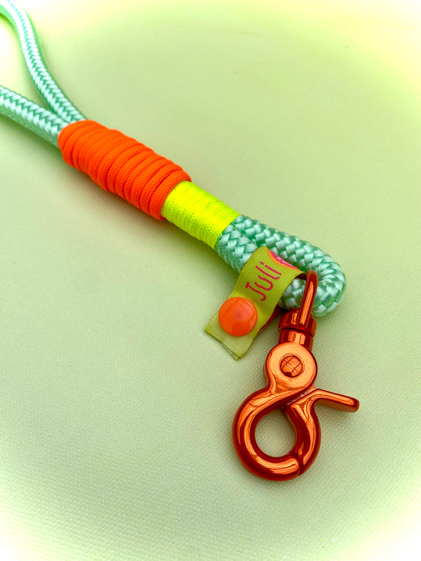 Handycharm und Schlüsselanhänger Pistazie-Mango aus Paracord & Tauseil