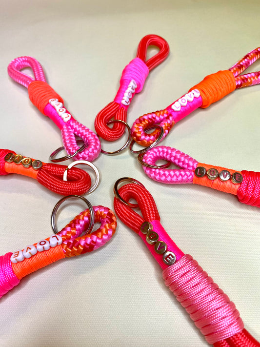 Handmade Schlüsselanhänger LOVE aus Paracord