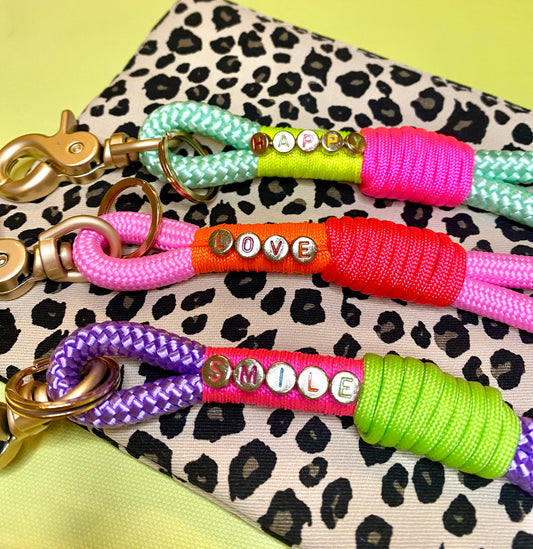 Schlüsselanhänger mit Spruch in bunten Frühlingsfarben aus Paracord & Tauseil