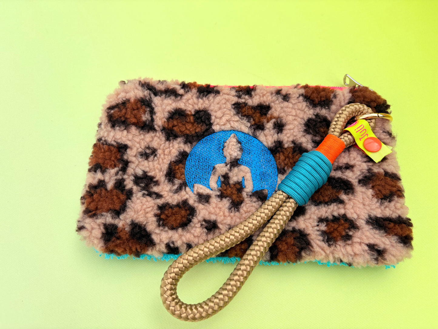 Gute Laune Täschchen „Let the sh*t go“ aus Kuschelteddy und Frottee mit Handschlaufe aus Segeltau