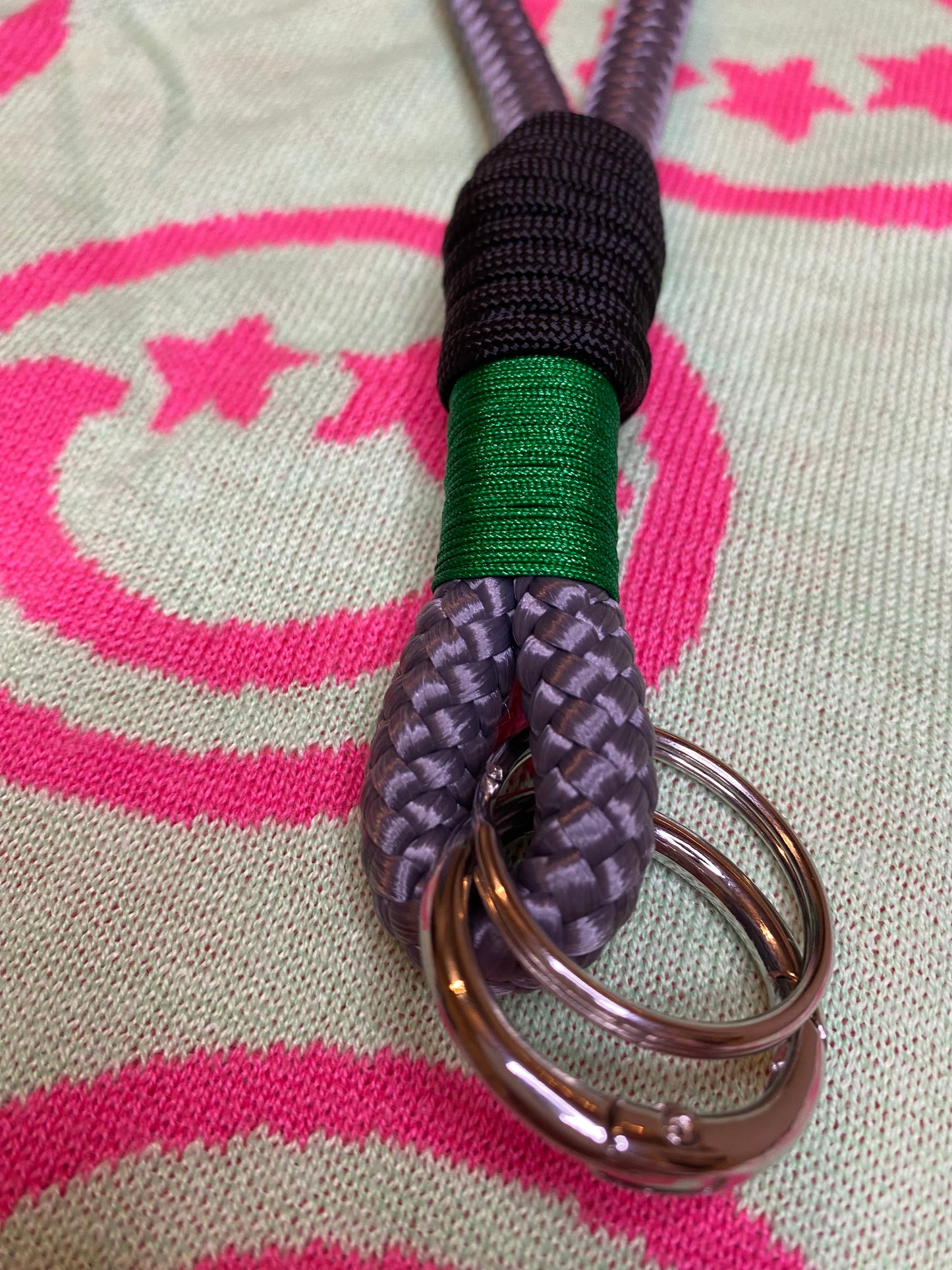 Schlüsselanhänger Grau-Grün aus Paracord & Segeltau