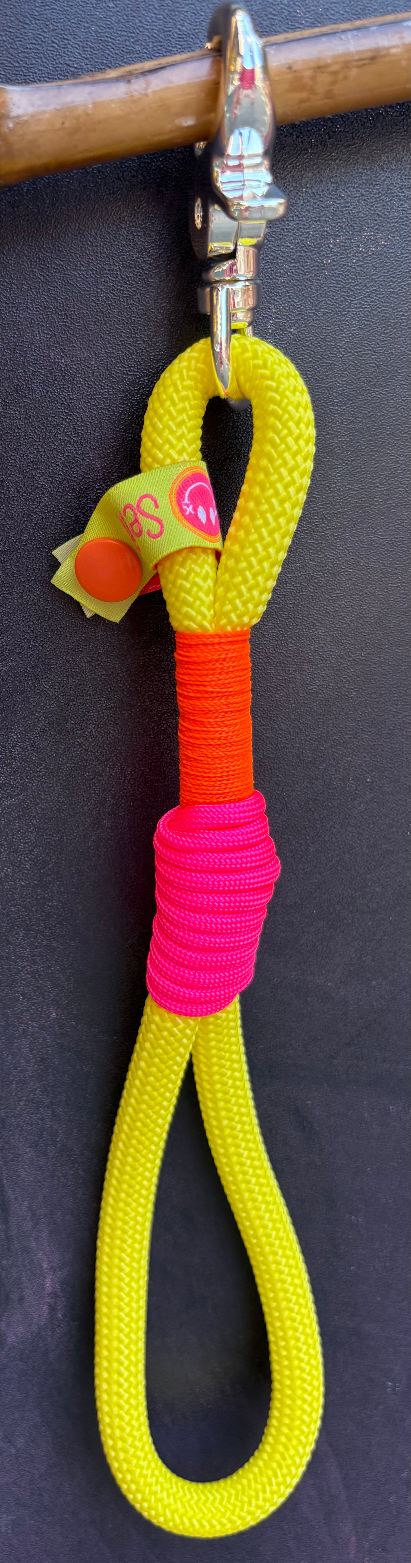 Handycharm und Schlüsselanhänger „BÄM“ in Neongelb aus Paracord und Tauseil