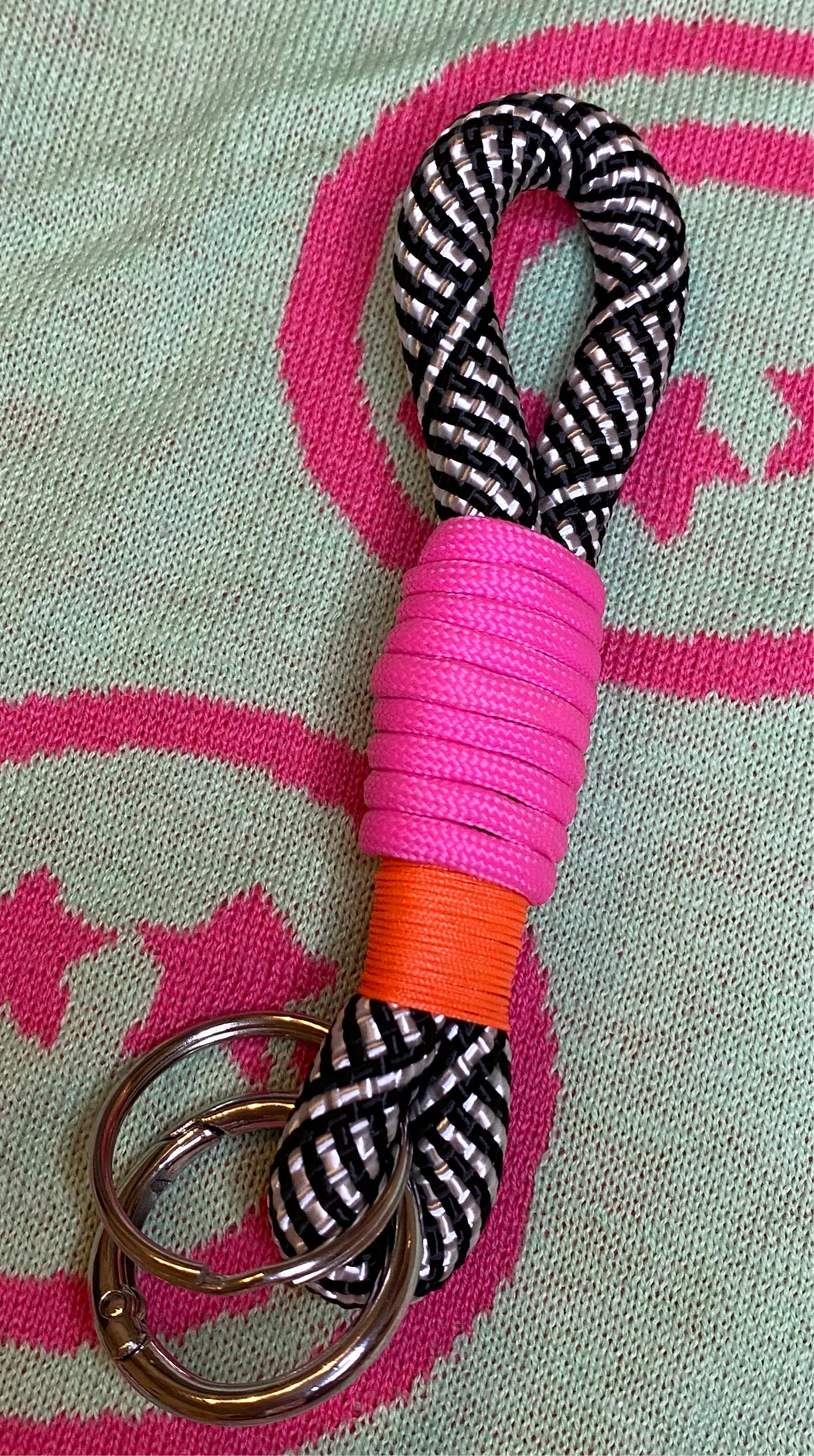 Schlüsselanhänger schwarz-weißer Mustermix mit Pink aus Paracord & Segeltau