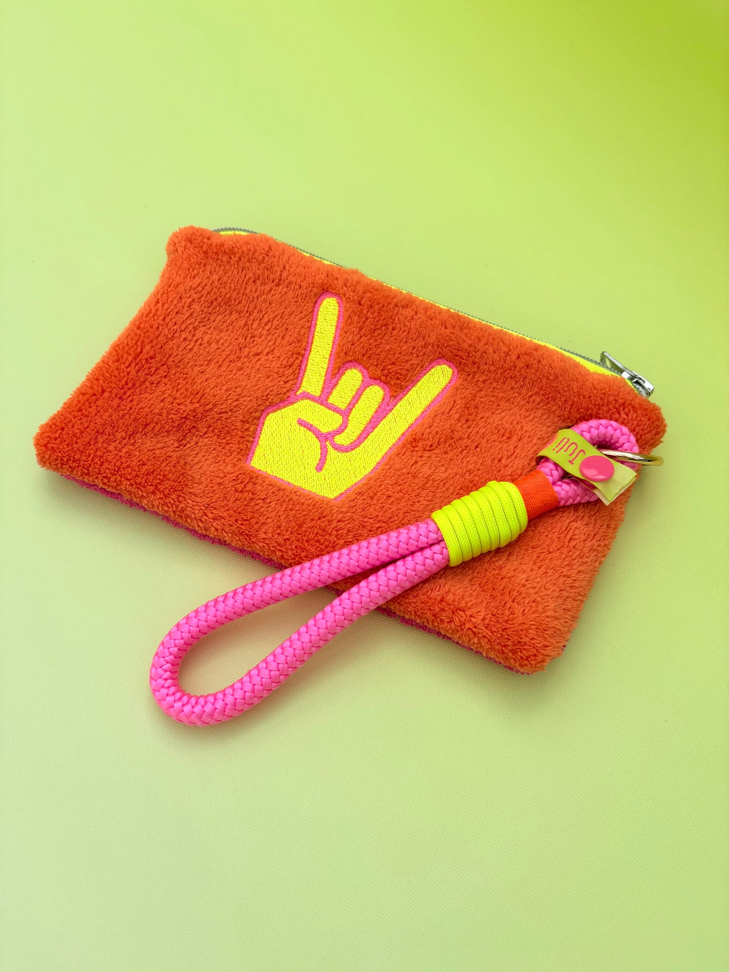 Gute Laune Täschchen „Do epic sh*t“ aus Kuschelteddy und Frottee mit Handschlaufe aus Segeltau