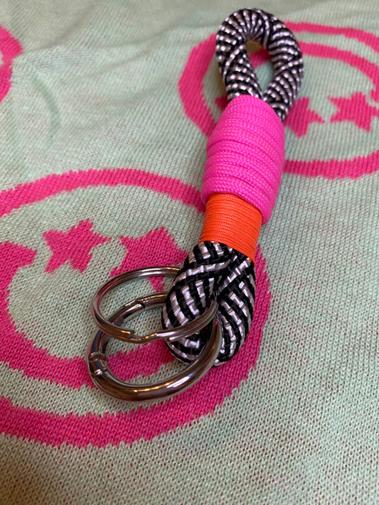 Schlüsselanhänger schwarz-weißer Mustermix mit Pink aus Paracord & Segeltau