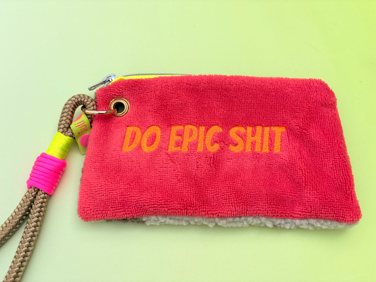 Gute Laune Täschchen „Do epic sh*t“ aus Kuschelteddy und Frottee mit Handschlaufe aus Segeltau