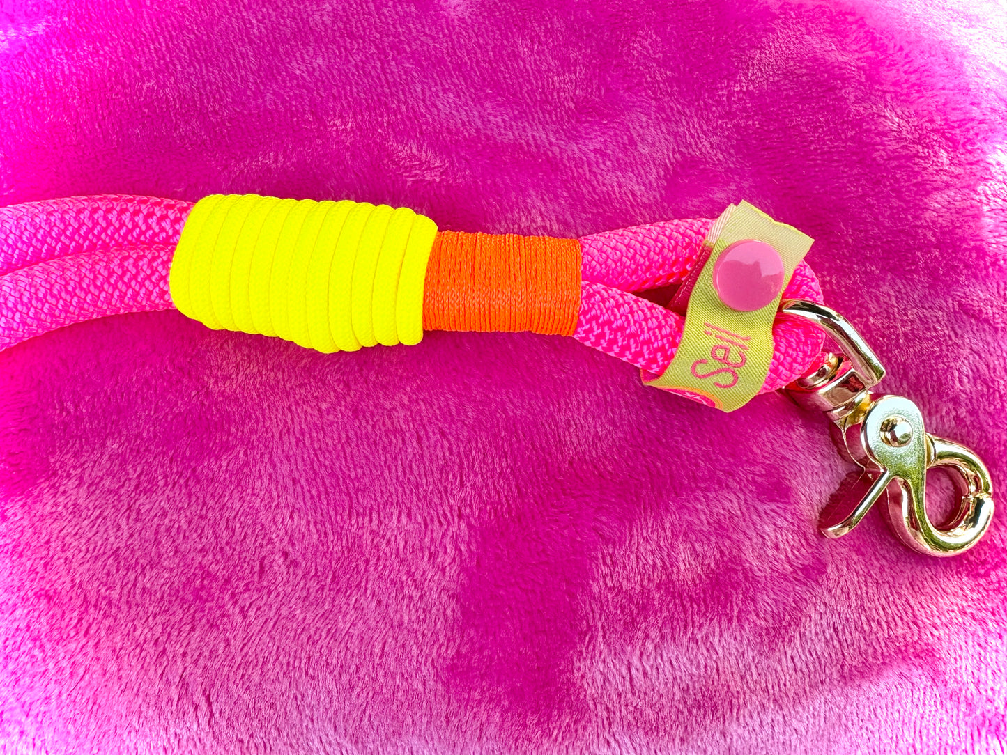 Handycharm und Schlüsselanhänger „BÄM“ in Neonpink aus Paracord und Segeltau