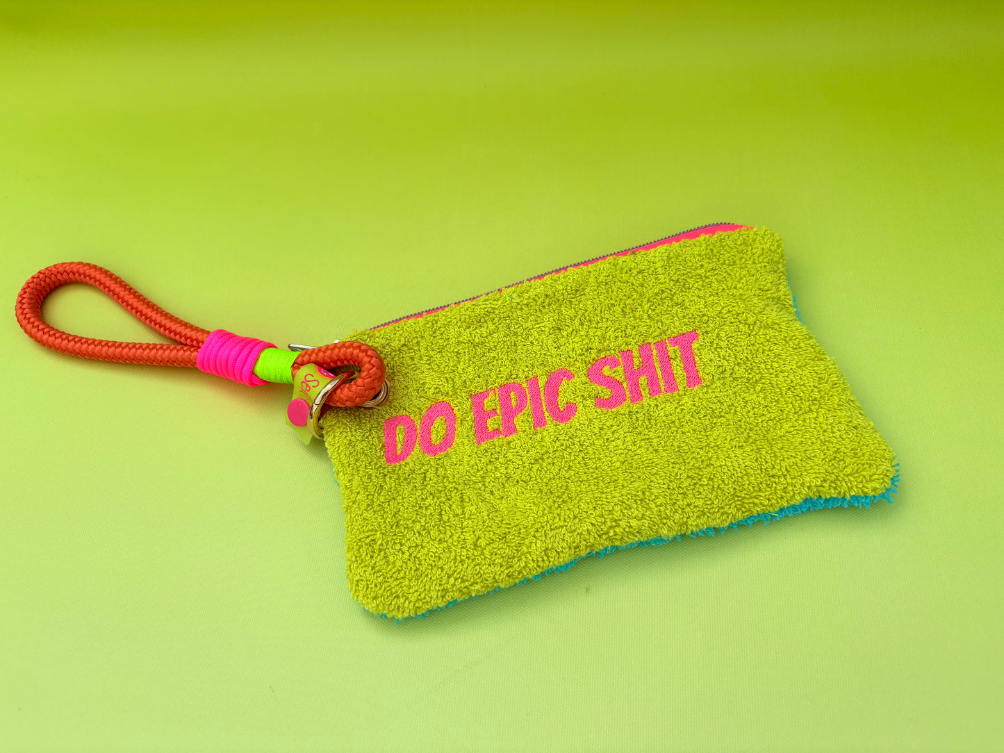 Gute Laune Täschchen „Do epic sh*t“ aus Kuschelteddy und Frottee mit Handschlaufe aus Segeltau