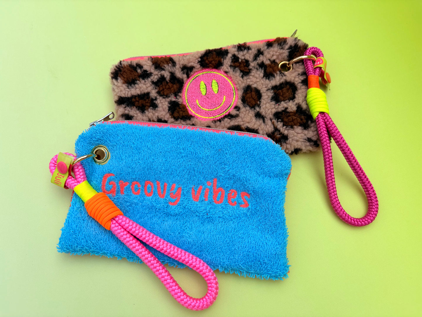 Gute Laune Täschchen „Groovy vibes“ aus Kuschelteddy und Frottee mit Handschlaufe aus Segeltau