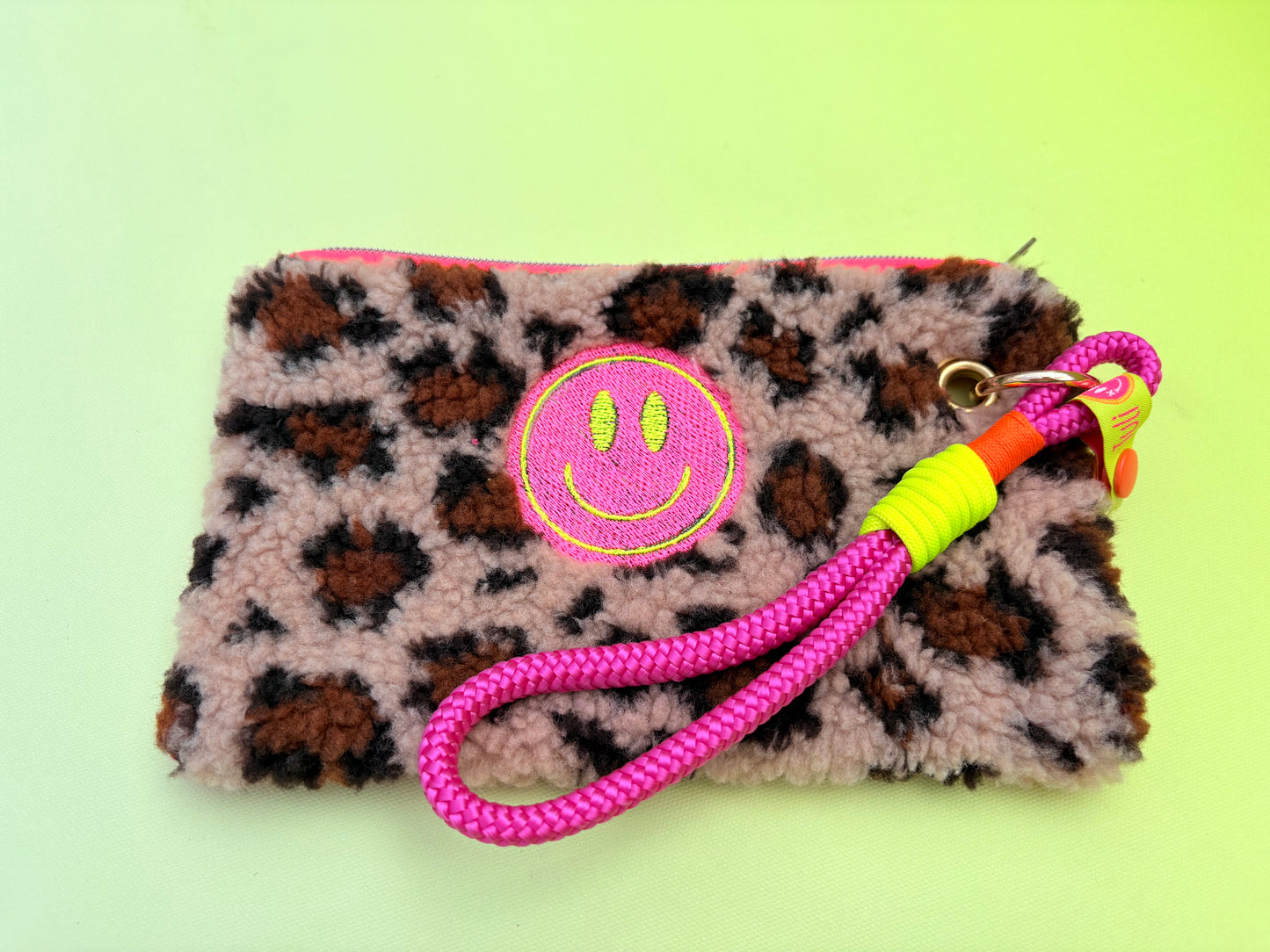 Gute Laune Täschchen „Groovy vibes“ aus Kuschelteddy und Frottee mit Handschlaufe aus Segeltau