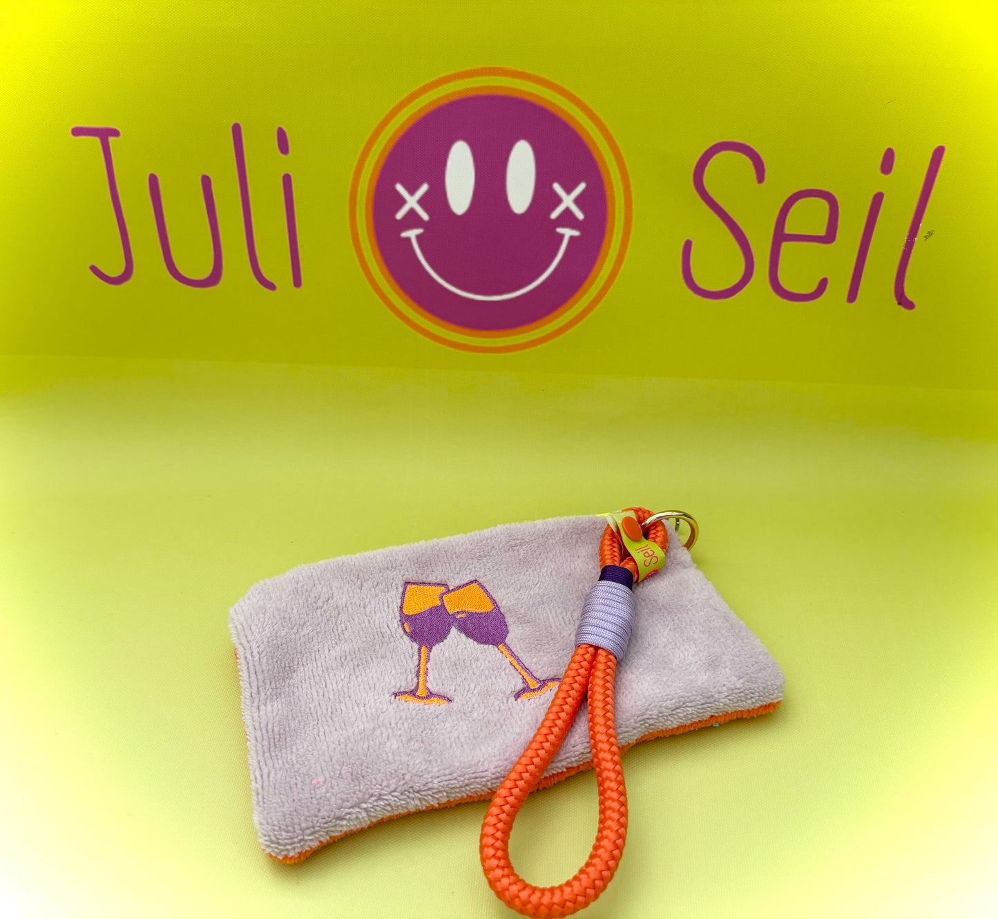 Gute Laune Täschchen „Badass Champagne Club“ aus Kuschelfrottee mit Handschlaufe aus Segeltau