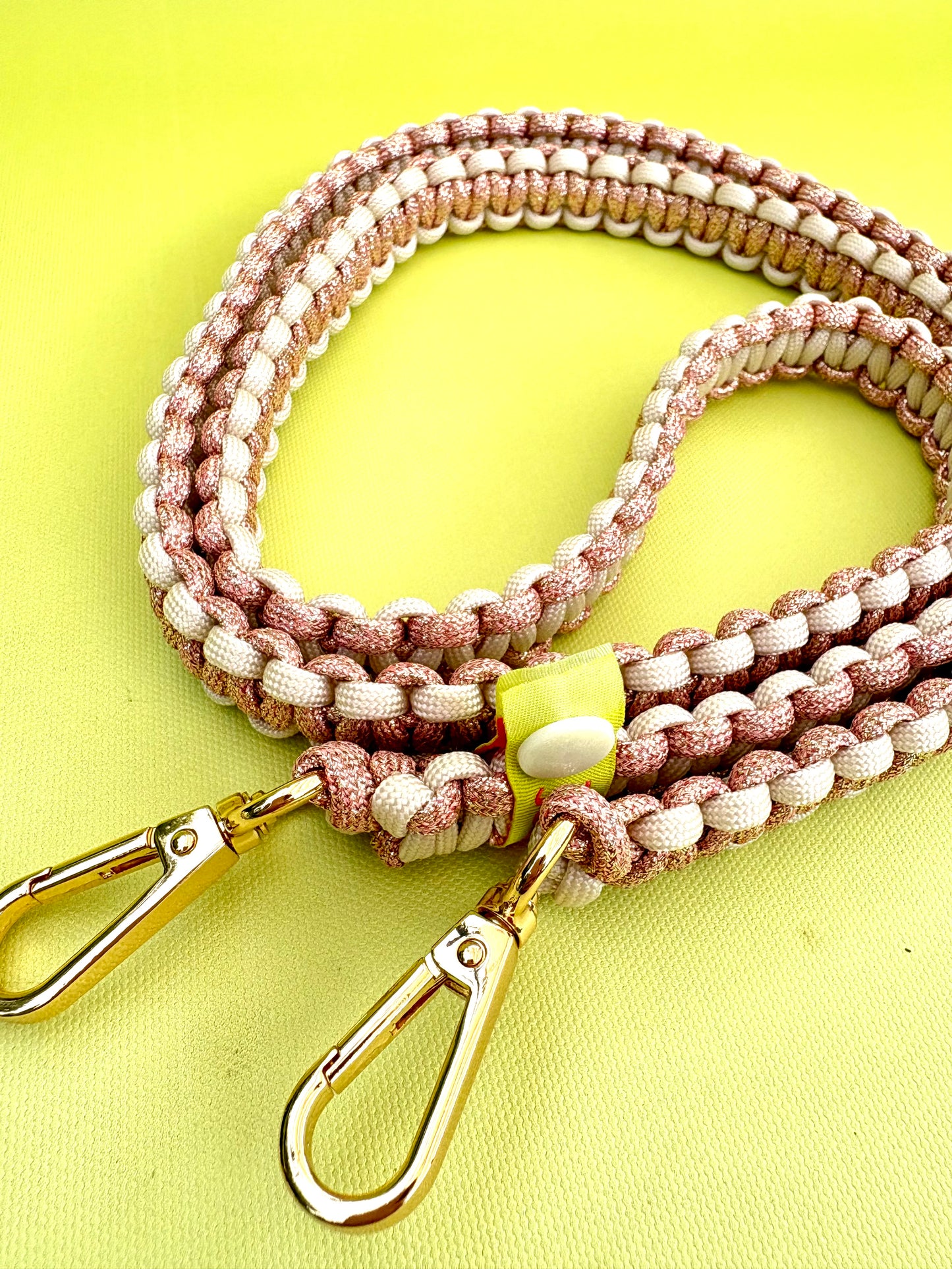 Handykette Makramee Glitzer Rosé Champagner aus Paracord