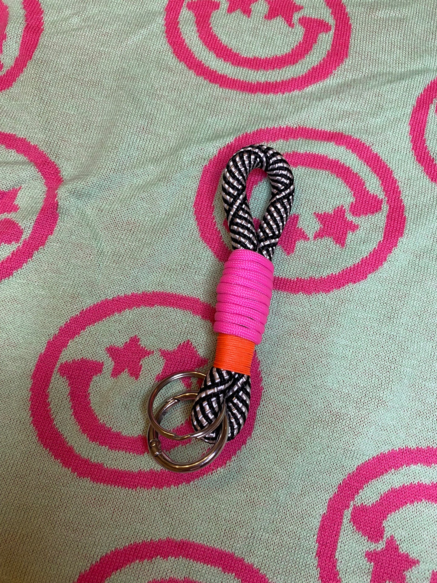 Schlüsselanhänger schwarz-weißer Mustermix mit Pink aus Paracord & Segeltau