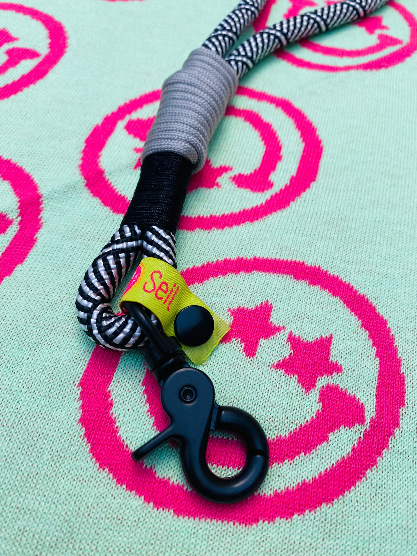 Handycharm und Schlüsselanhänger Mustermix schwarz-weiß aus Paracord & Segeltau
