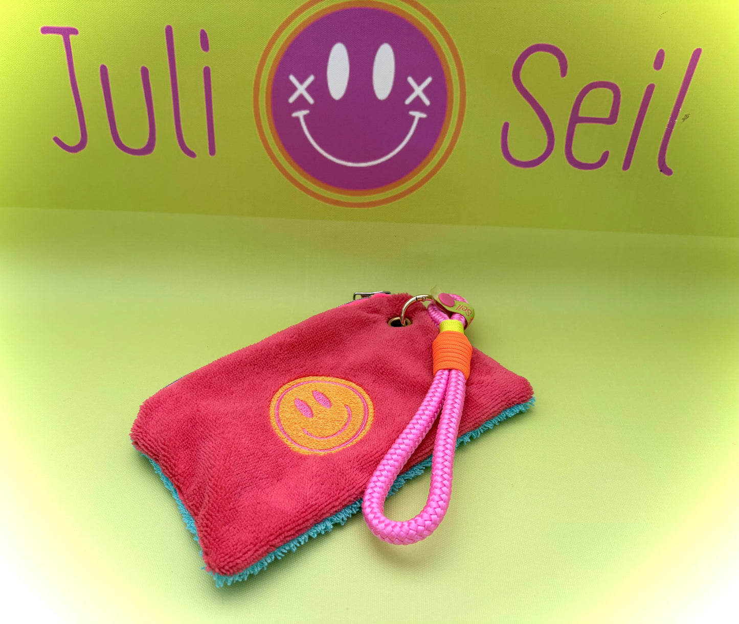 Gute Laune Täschchen „Groovy vibes“ aus Kuschelteddy und Frottee mit Handschlaufe aus Segeltau