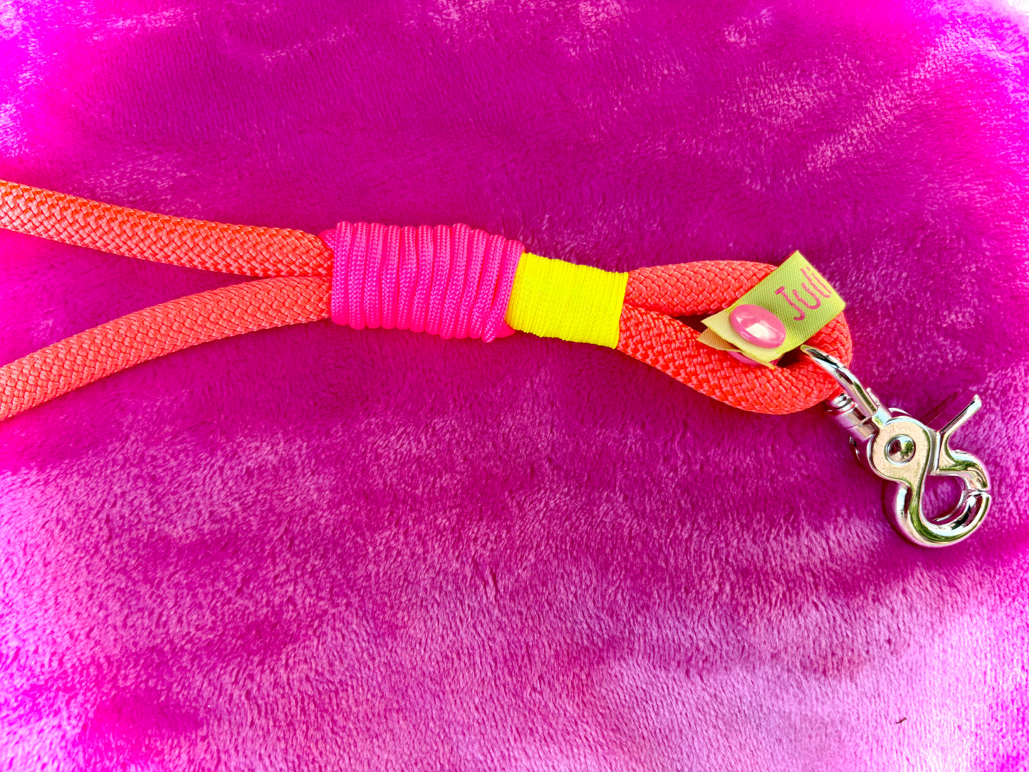 Handycharm und Schlüsselanhänger „BÄM“ in Neonorange aus Paracord und Tauseil
