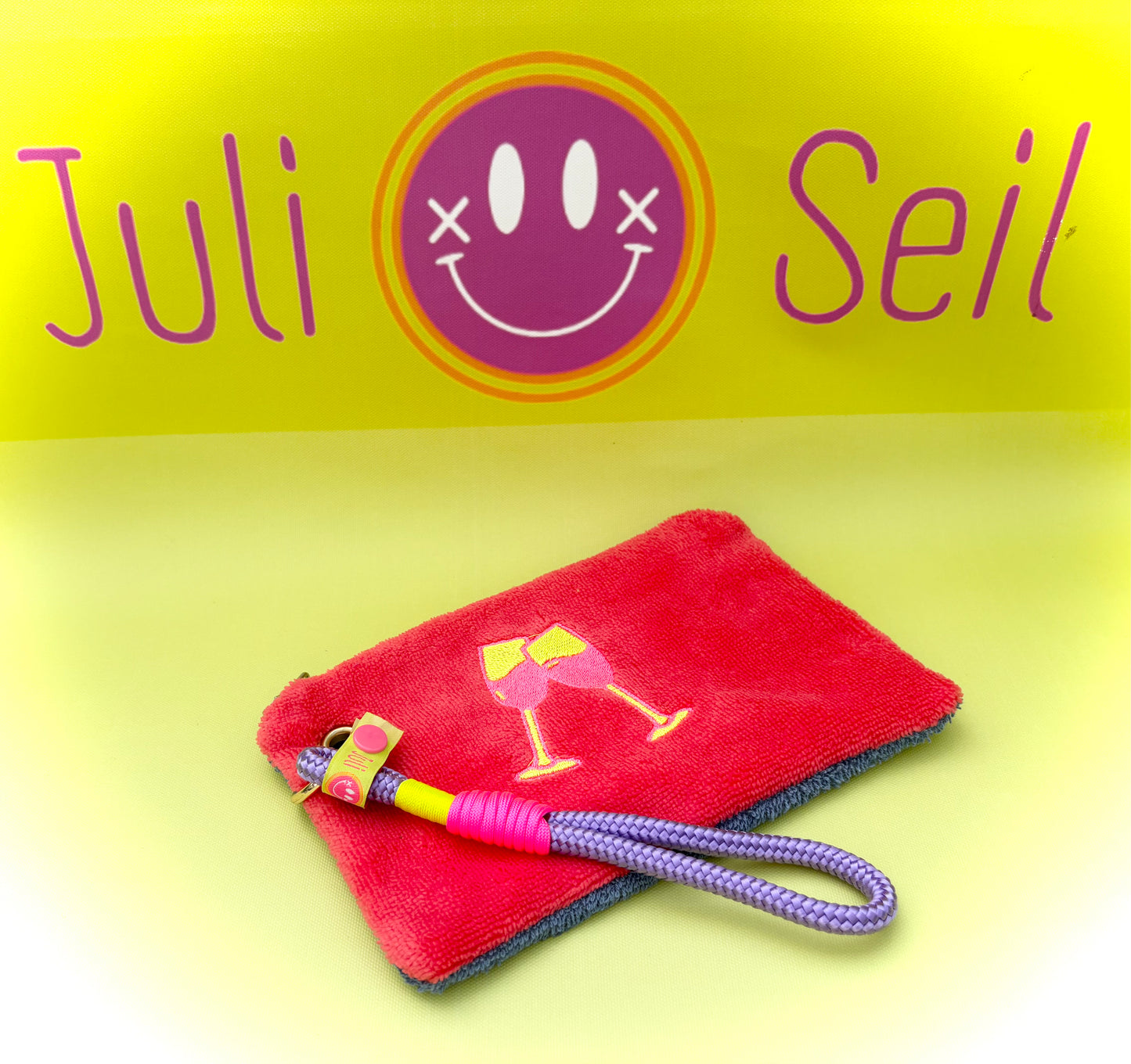 Gute Laune Täschchen „Badass Champagne Club“ aus Kuschelfrottee mit Handschlaufe aus Segeltau