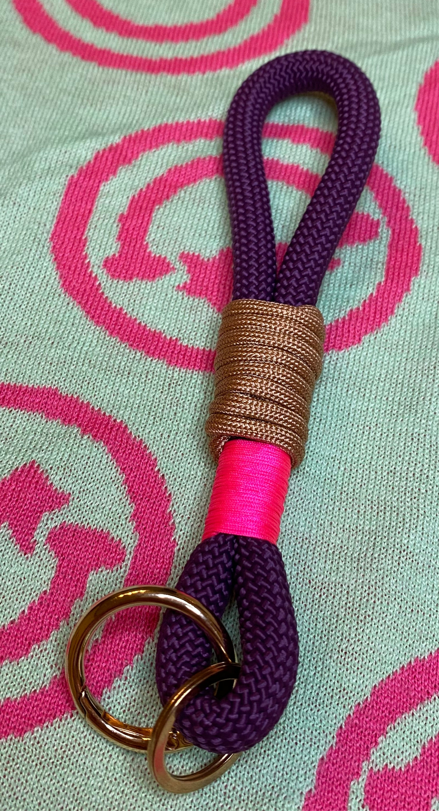 Schlüsselanhänger Lila-Beige aus Paracord & Segeltau