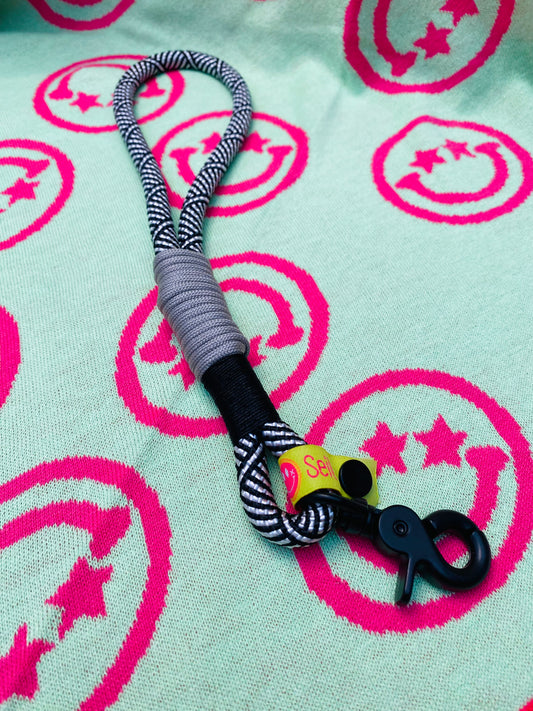 Handycharm und Schlüsselanhänger Mustermix schwarz-weiß aus Paracord & Segeltau