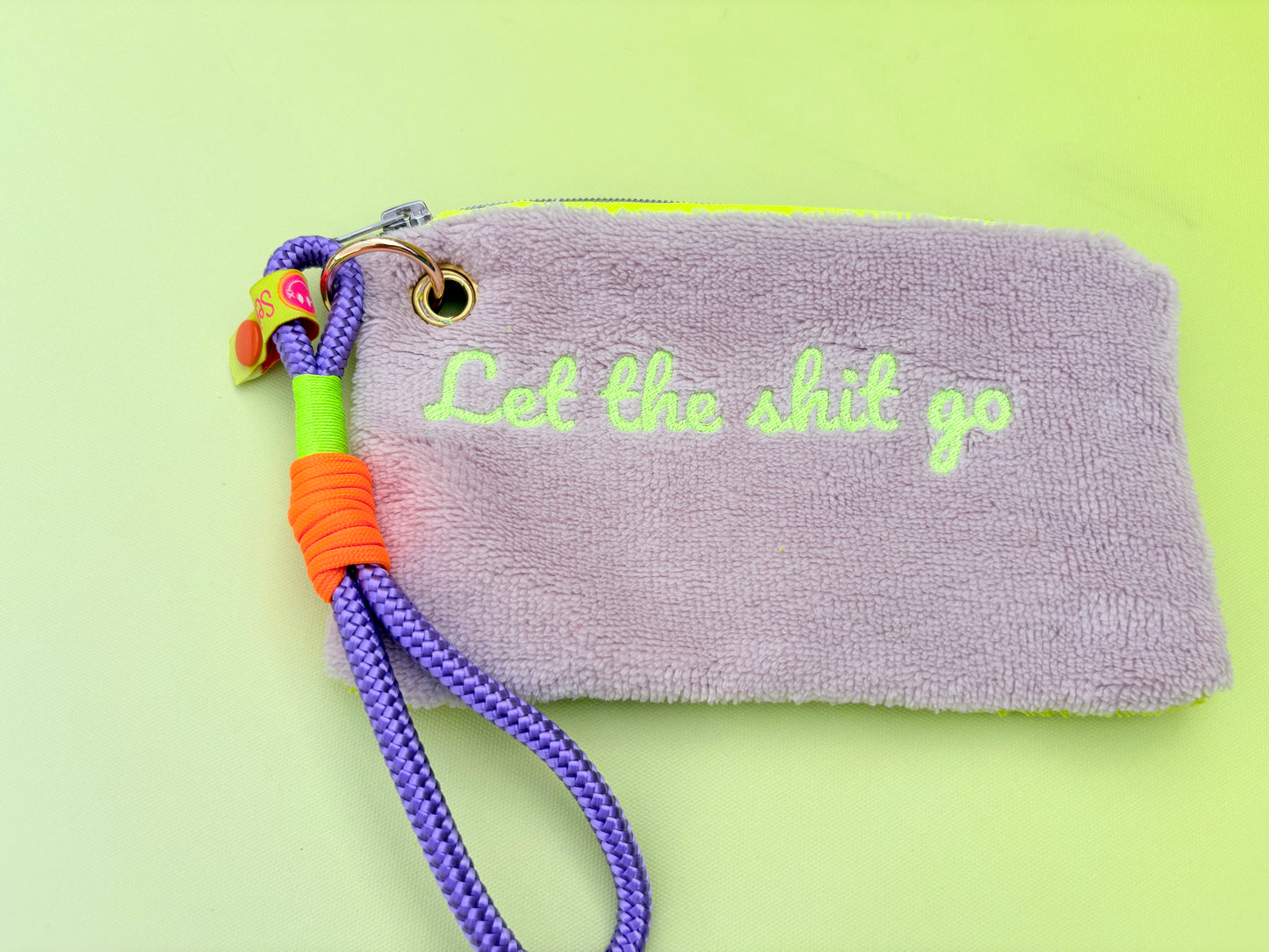 Gute Laune Täschchen „Let the sh*t go“ aus Kuschelteddy und Frottee mit Handschlaufe aus Segeltau