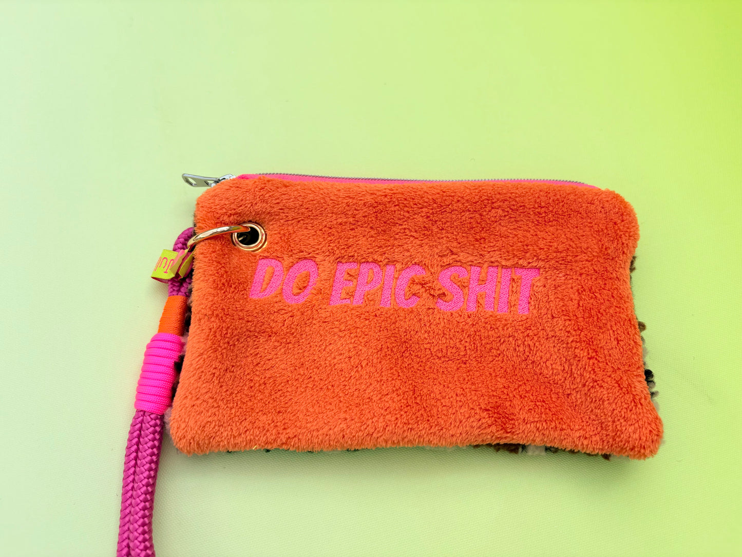 Gute Laune Täschchen „Do epic sh*t“ aus Kuschelteddy und Frottee mit Handschlaufe aus Segeltau