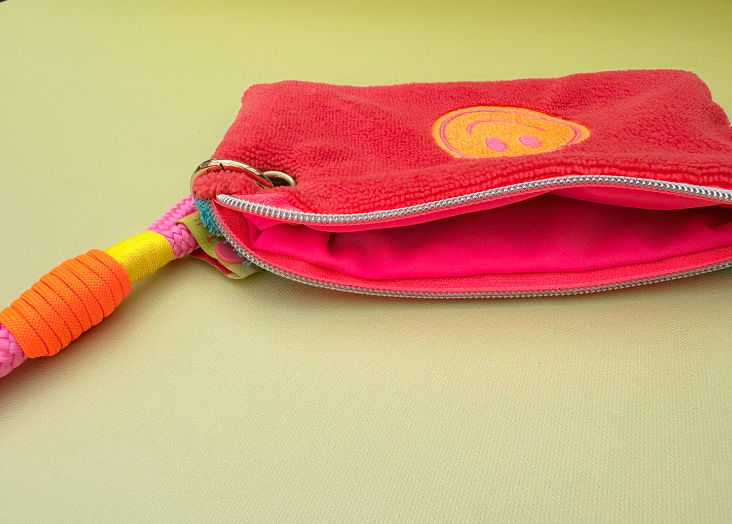 Gute Laune Täschchen „Groovy vibes“ aus Kuschelteddy und Frottee mit Handschlaufe aus Segeltau