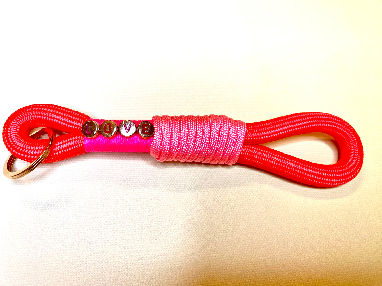 Handmade Schlüsselanhänger LOVE aus Paracord