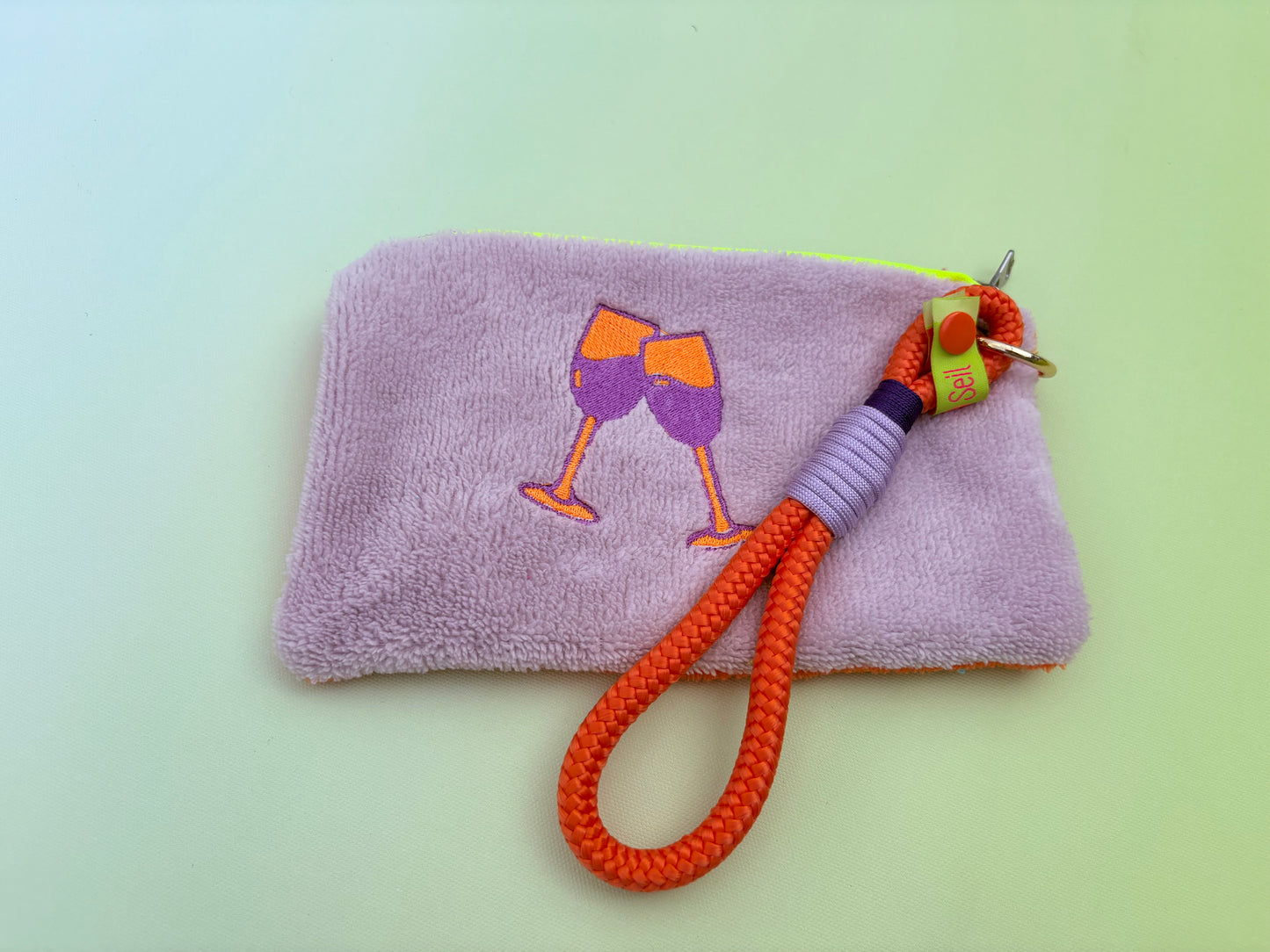 Gute Laune Täschchen „Badass Champagne Club“ aus Kuschelfrottee mit Handschlaufe aus Segeltau