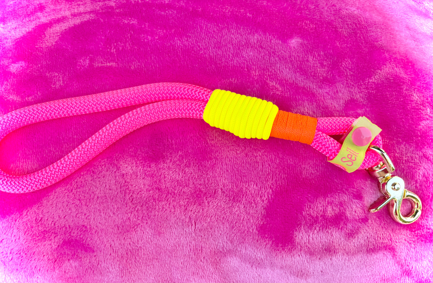 Handycharm und Schlüsselanhänger „BÄM“ in Neonpink aus Paracord und Segeltau