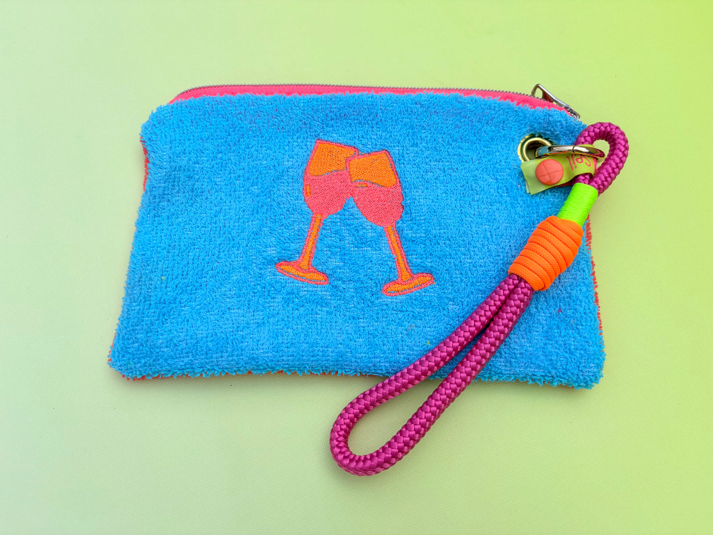 Gute Laune Täschchen „Badass Champagne Club“ aus Kuschelfrottee mit Handschlaufe aus Segeltau