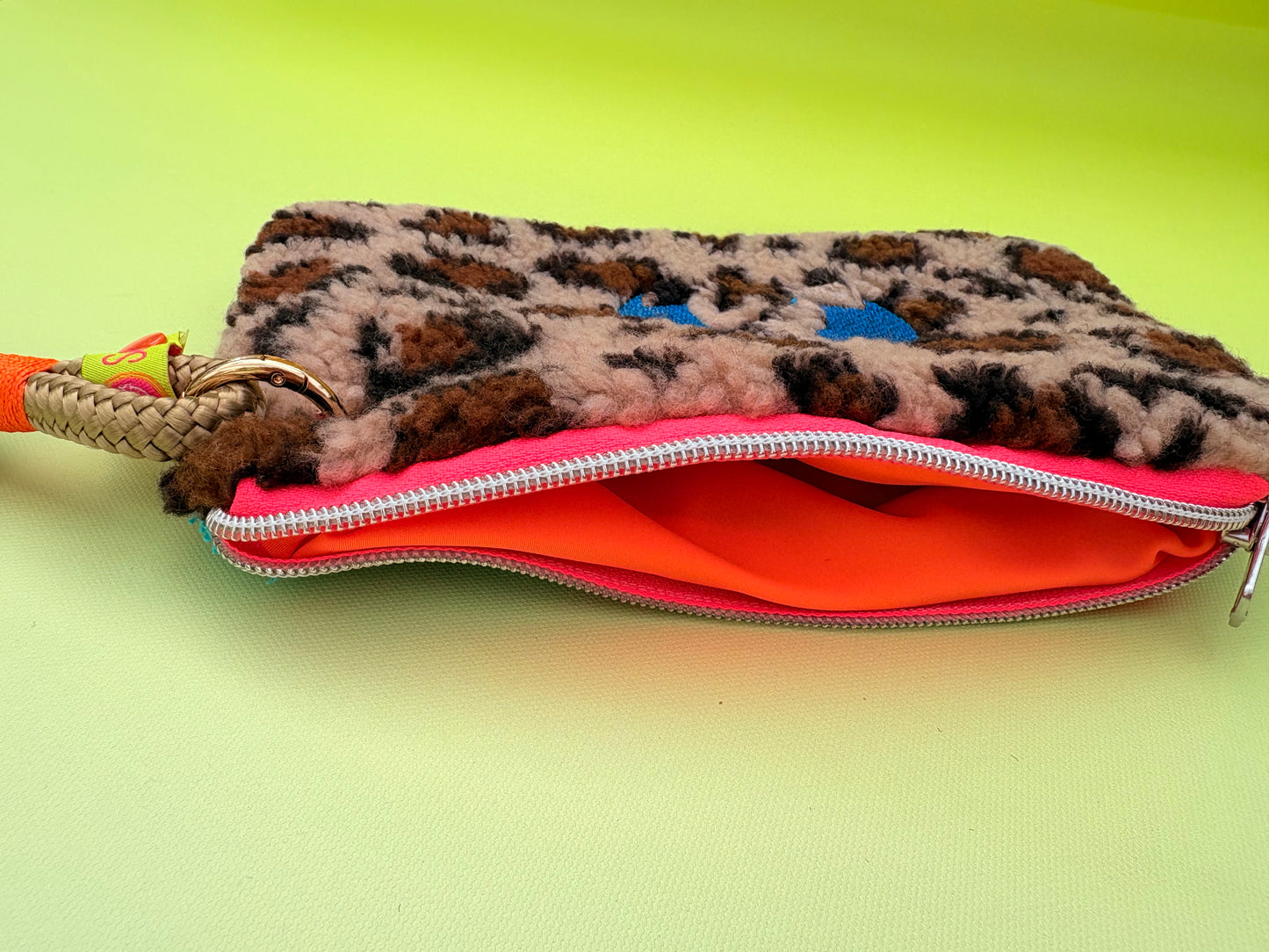 Gute Laune Täschchen „Let the sh*t go“ aus Kuschelteddy und Frottee mit Handschlaufe aus Segeltau