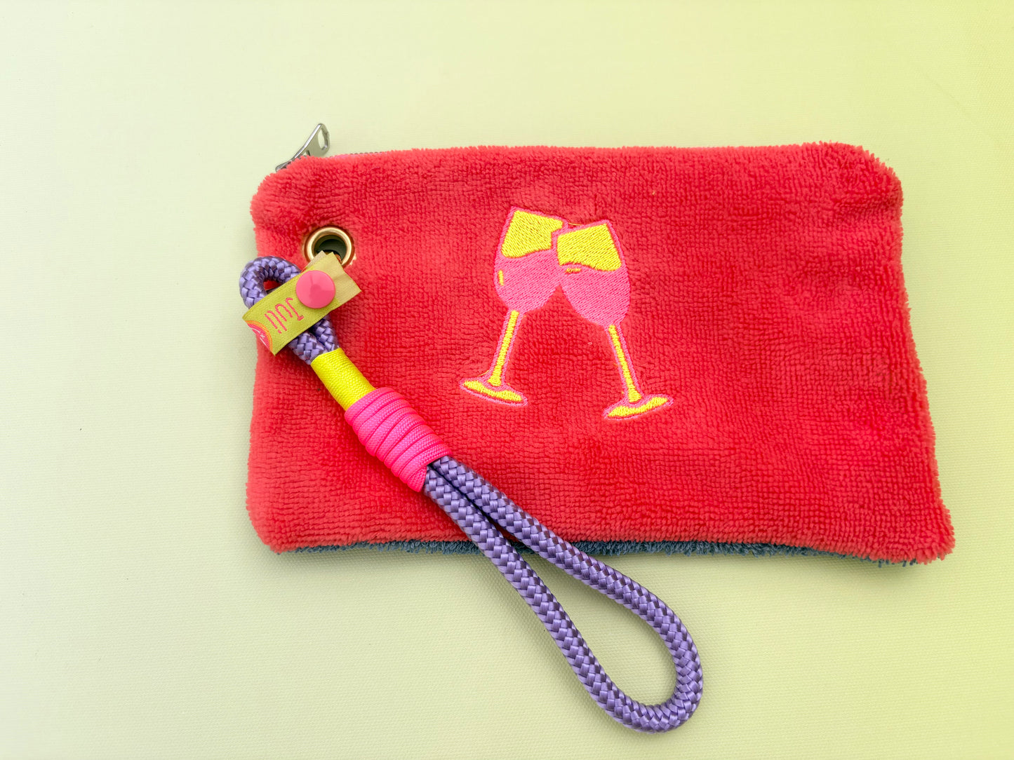 Gute Laune Täschchen „Badass Champagne Club“ aus Kuschelfrottee mit Handschlaufe aus Segeltau