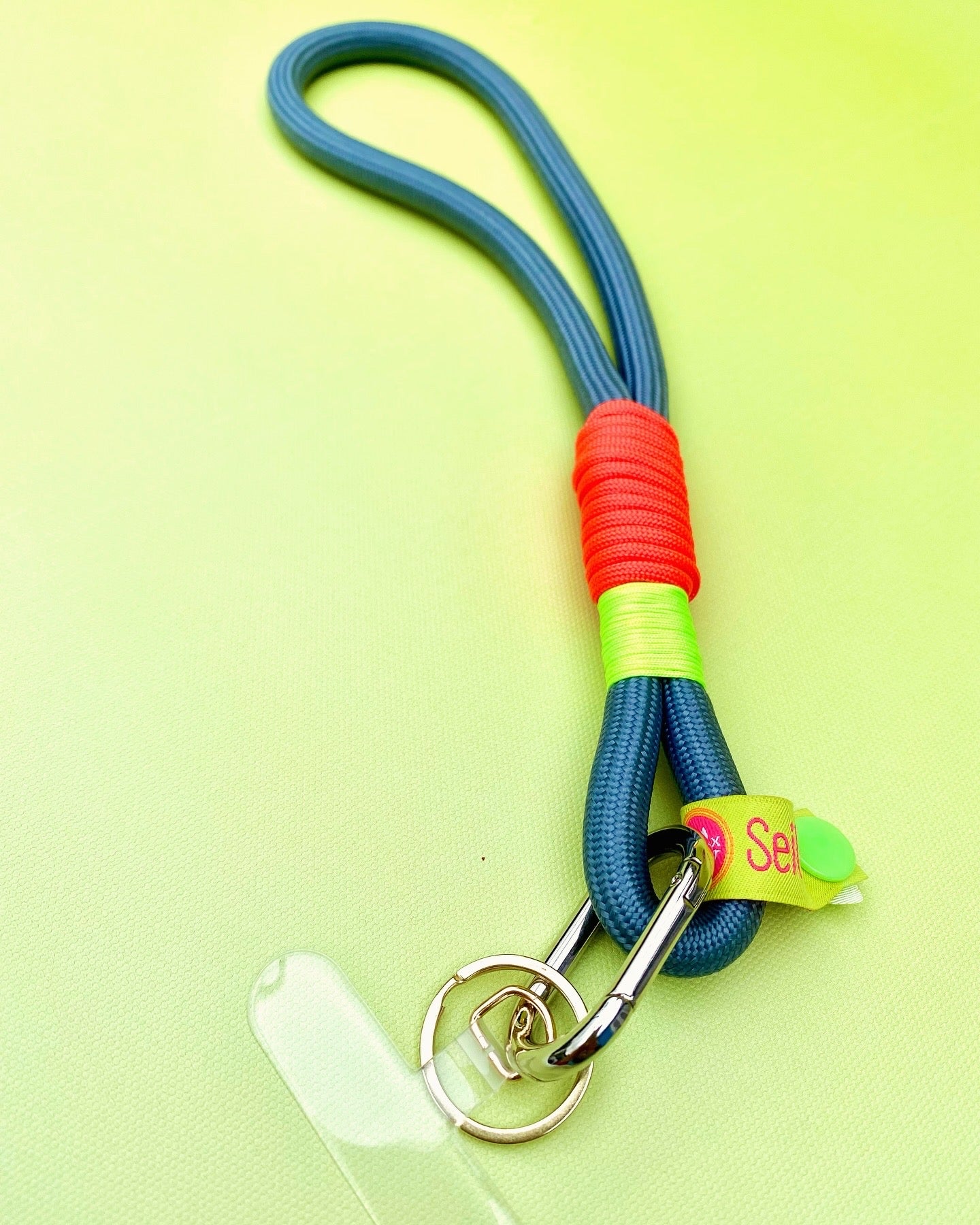 Handycharm und Schlüsselanhänger Graue Neonliebe aus Paracord & Segeltau