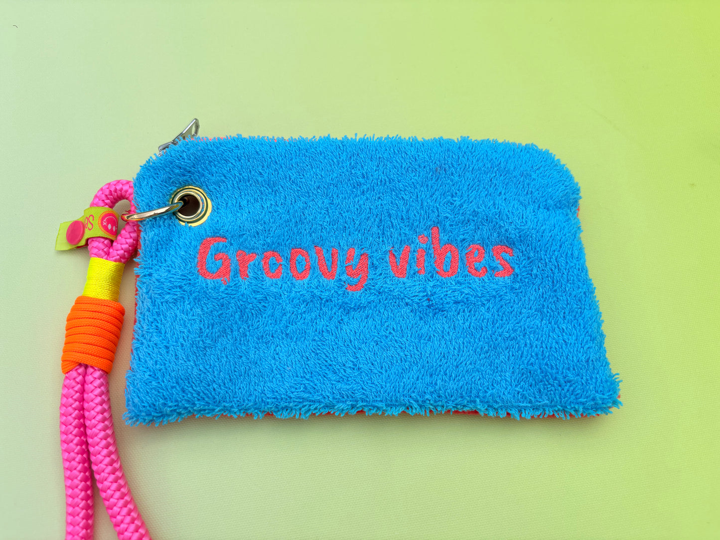Gute Laune Täschchen „Groovy vibes“ aus Kuschelteddy und Frottee mit Handschlaufe aus Segeltau