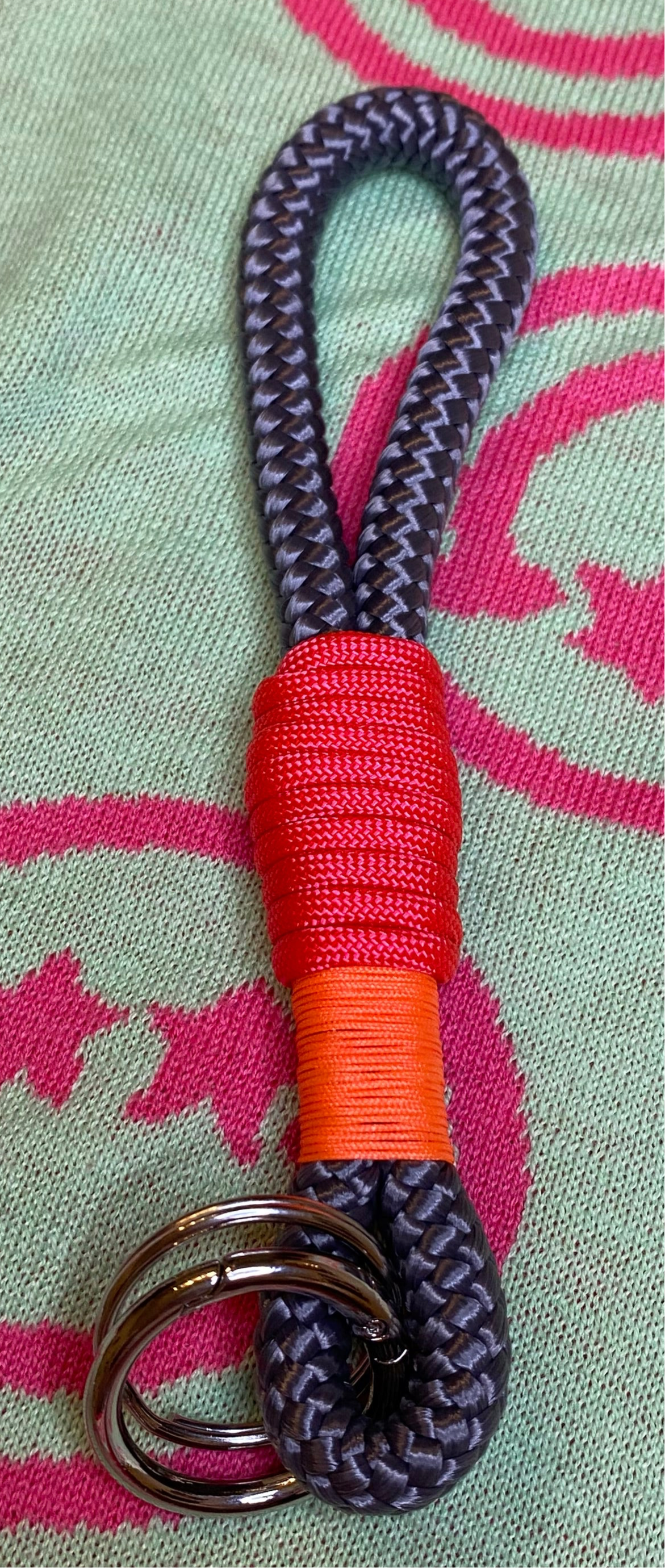 Schlüsselanhänger Grau-Neon aus Paracord & Segeltau