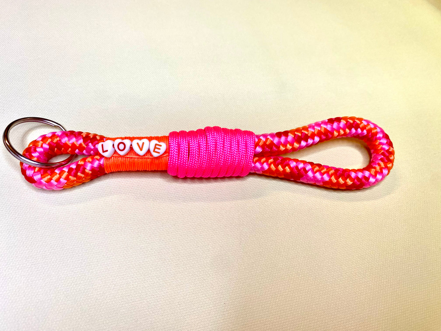 Handmade Schlüsselanhänger LOVE aus Paracord