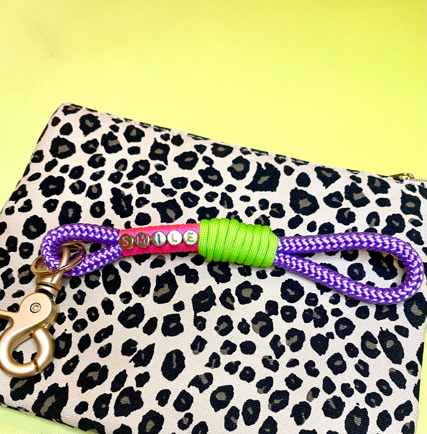 Schlüsselanhänger mit Spruch in bunten Frühlingsfarben aus Paracord & Tauseil