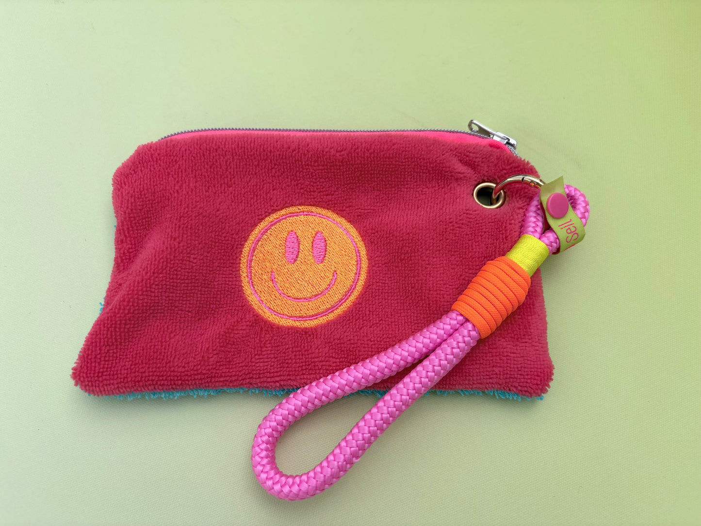 Gute Laune Täschchen „Groovy vibes“ aus Kuschelteddy und Frottee mit Handschlaufe aus Segeltau