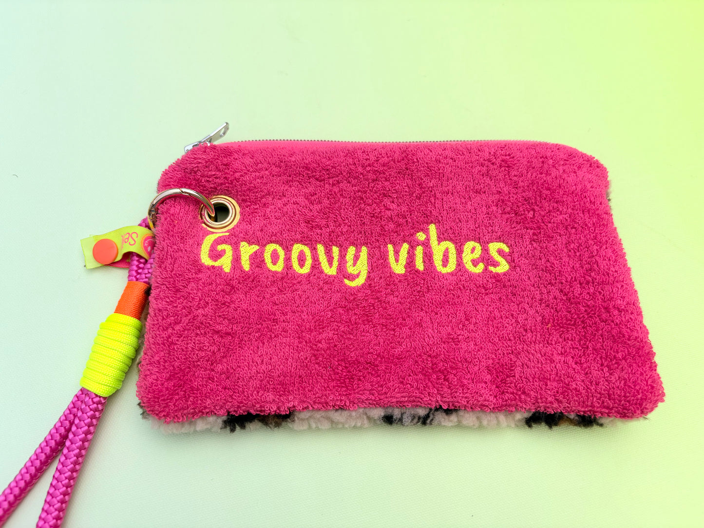 Gute Laune Täschchen „Groovy vibes“ aus Kuschelteddy und Frottee mit Handschlaufe aus Segeltau