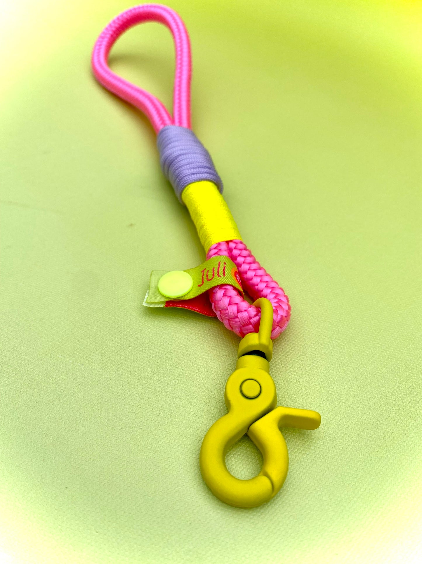 Handycharm und Schlüsselanhänger Himbeere-Zitrone aus Paracord & Tauseil