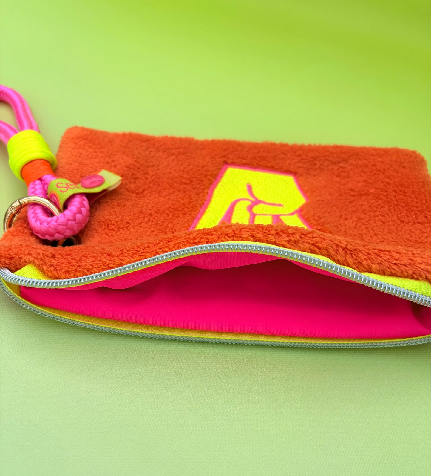Gute Laune Täschchen „Do epic sh*t“ aus Kuschelteddy und Frottee mit Handschlaufe aus Segeltau