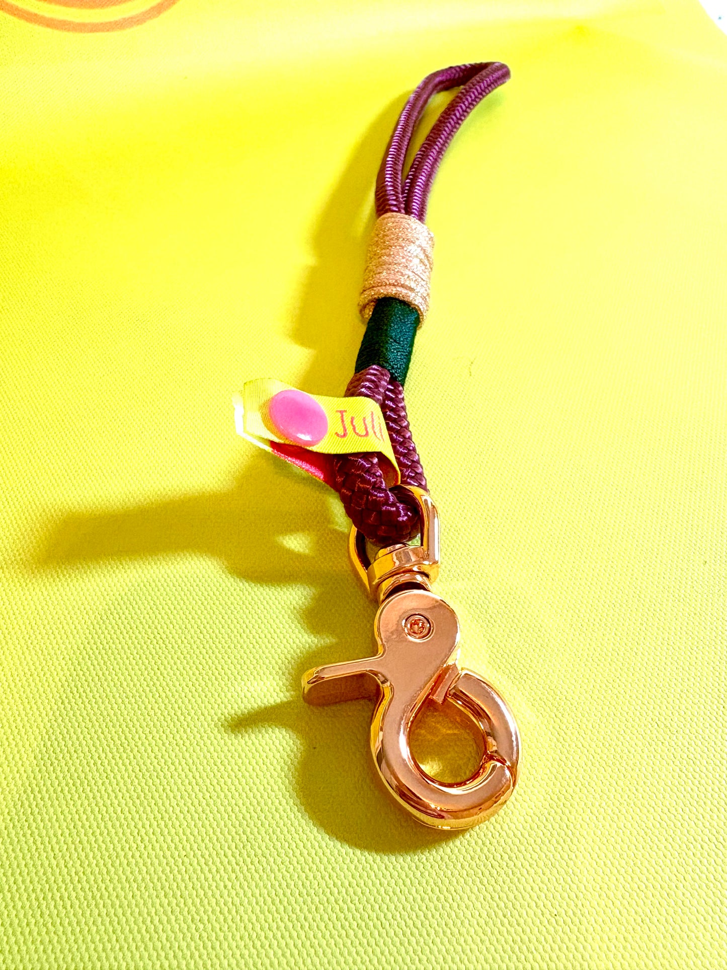 Handycharm und Schlüsselanhänger Glitzernde Aubergine aus Segeltau und Paracord